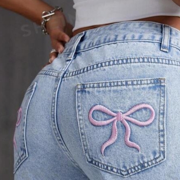 JEANS Pink bow on back pockets. Reminiscent of Loveshackfancy. So preppy! - Picture 8 of 10